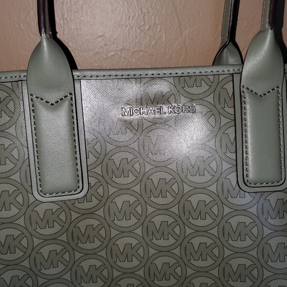AUTHENTIC Michael Kors tote purse💖  💖 - Picture 2 of 9